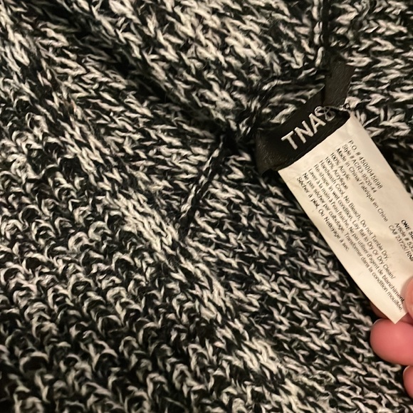 Aritzia Circle Scarf - Picture 3 of 3